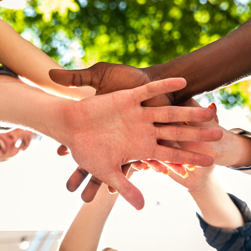 Team-building : jeu du tir à la corde sur la plage lors d'un séjour incentive organisé par Toul'events